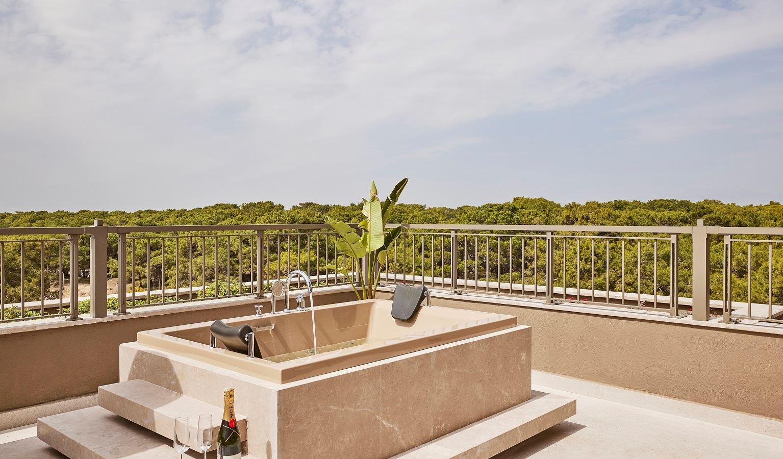 rooms-honeymoon-penthouse-room-sea-view