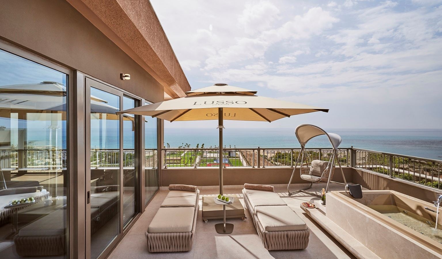 rooms-honeymoon-penthouse-room-sea-view