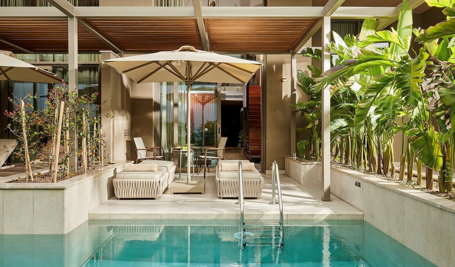 rooms-lagoon-suite-dublex-room-garden--pool-view