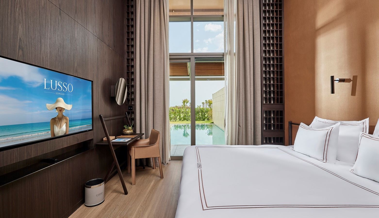 rooms-fabulouse-suite-room-garden--pool-view