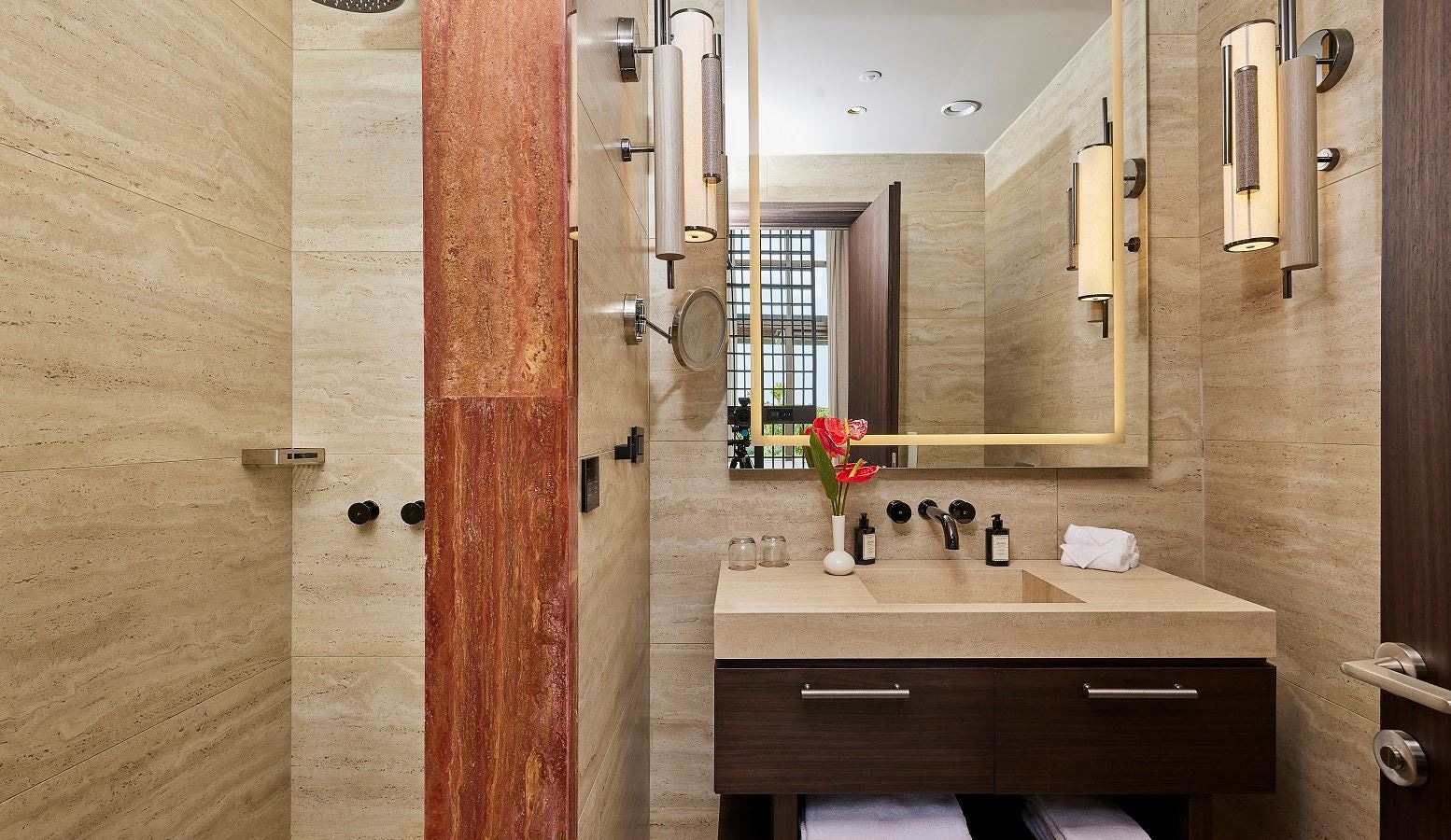 rooms-fabulouse-suite-room-garden--pool-view