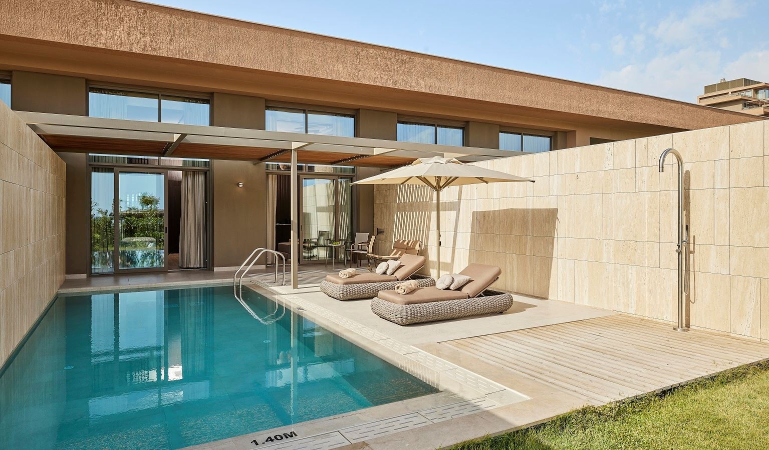 rooms-fabulouse-suite-room-garden--pool-view