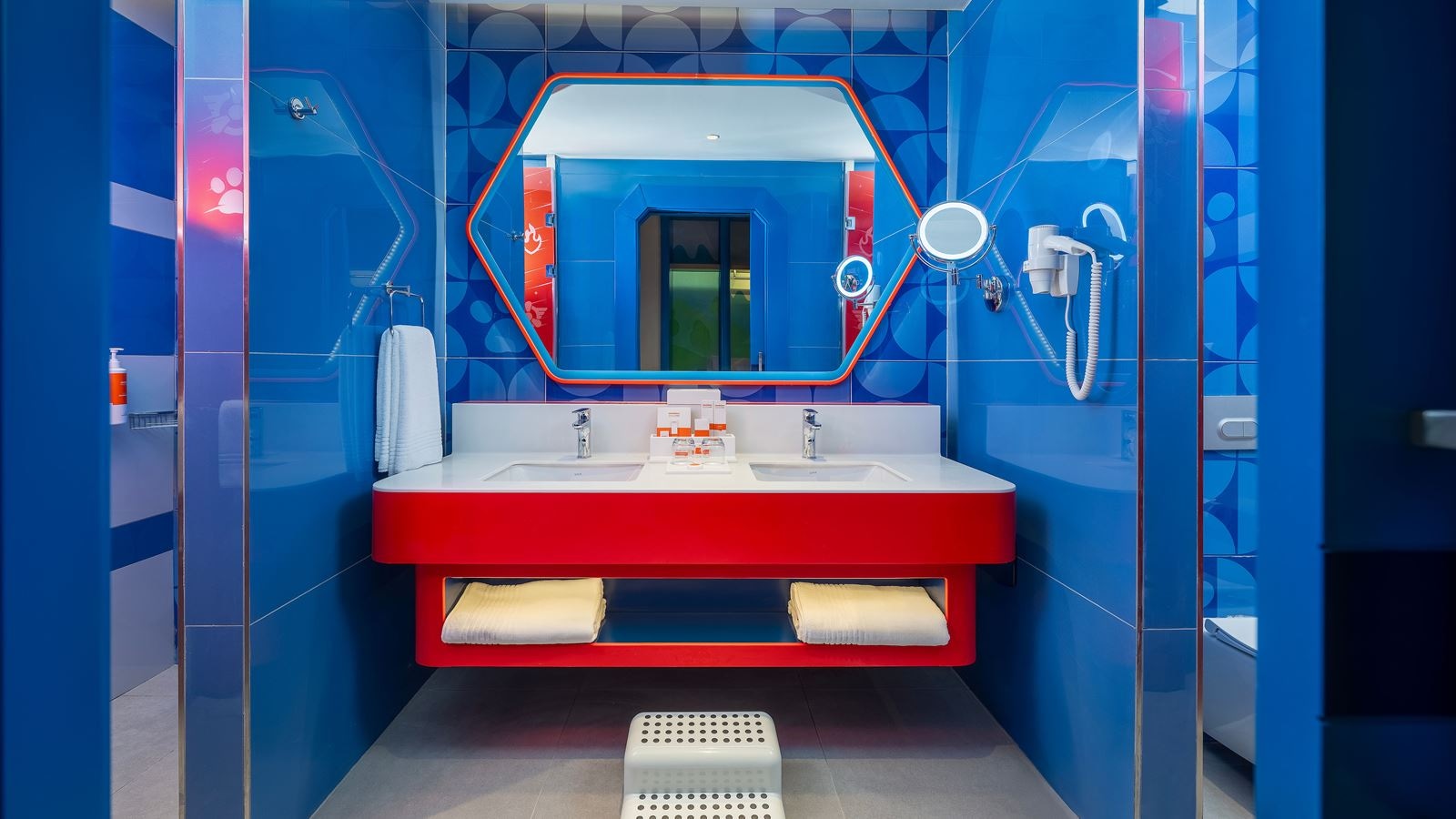 rooms-themed-deluxe-suite