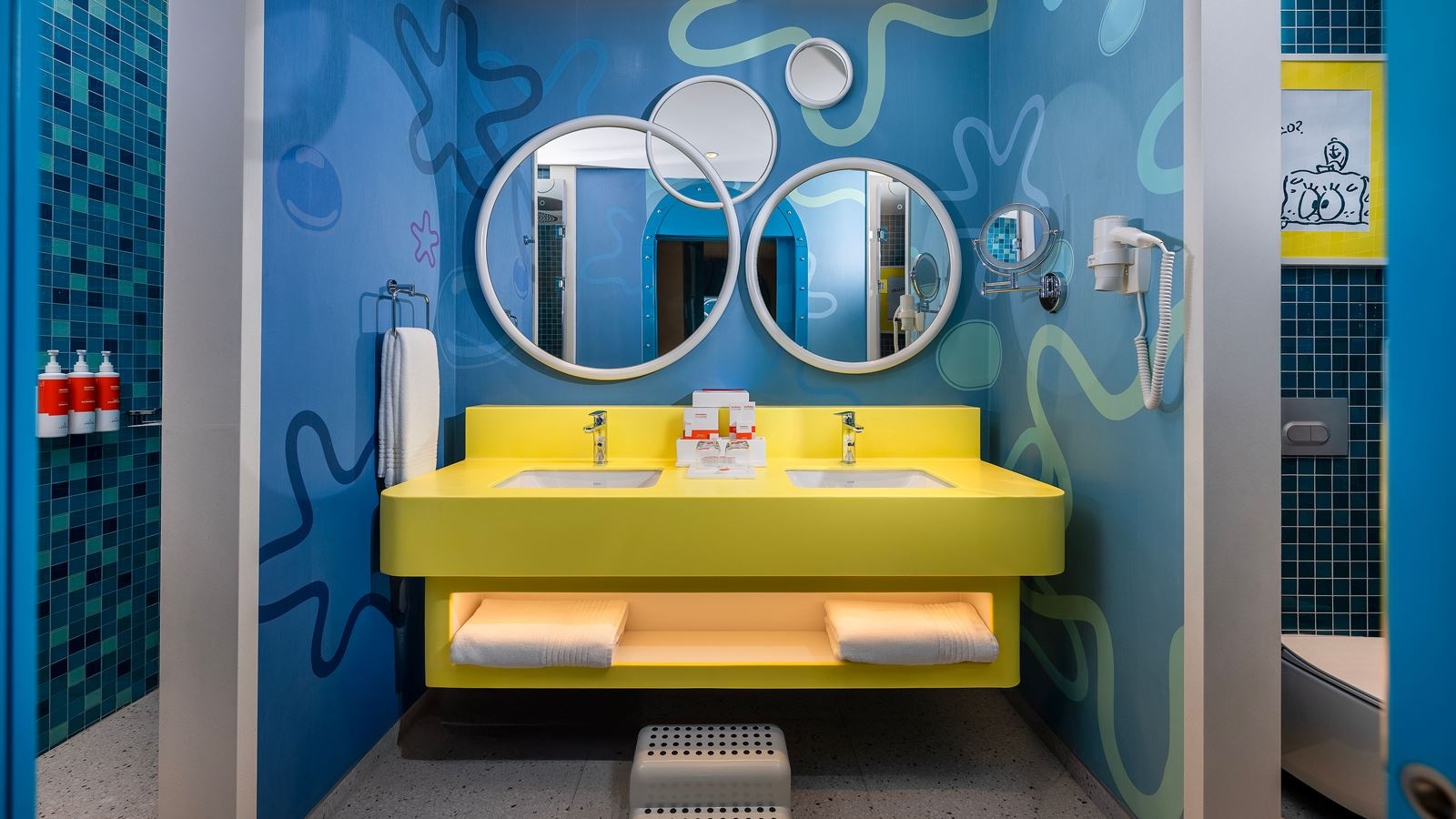 rooms-themed-deluxe-suite