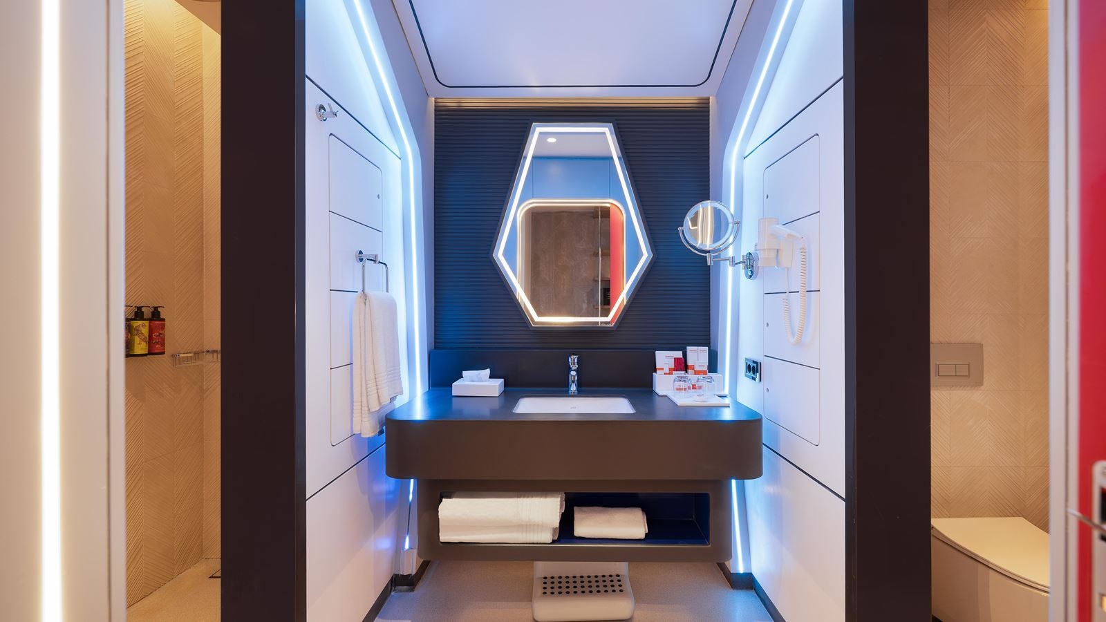 rooms-themed-iconic-suite