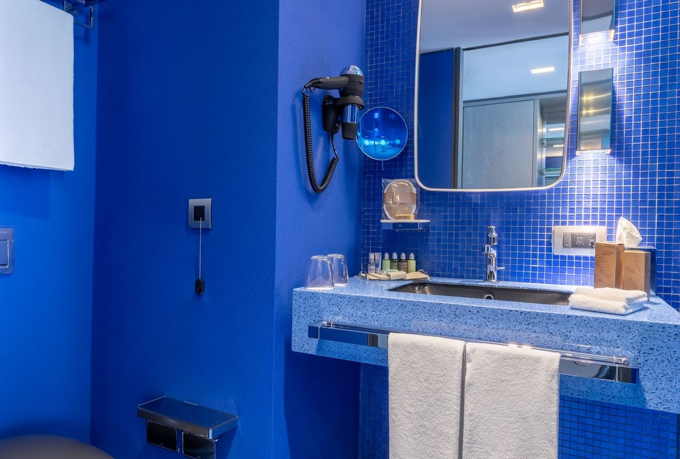 rooms-modern-standard-room