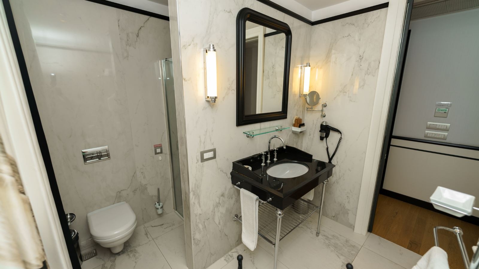 rooms-antique-standard-room