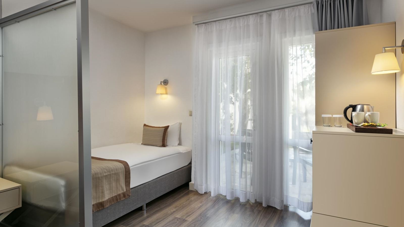 rooms-bungalow-family-room-with-connecting-door