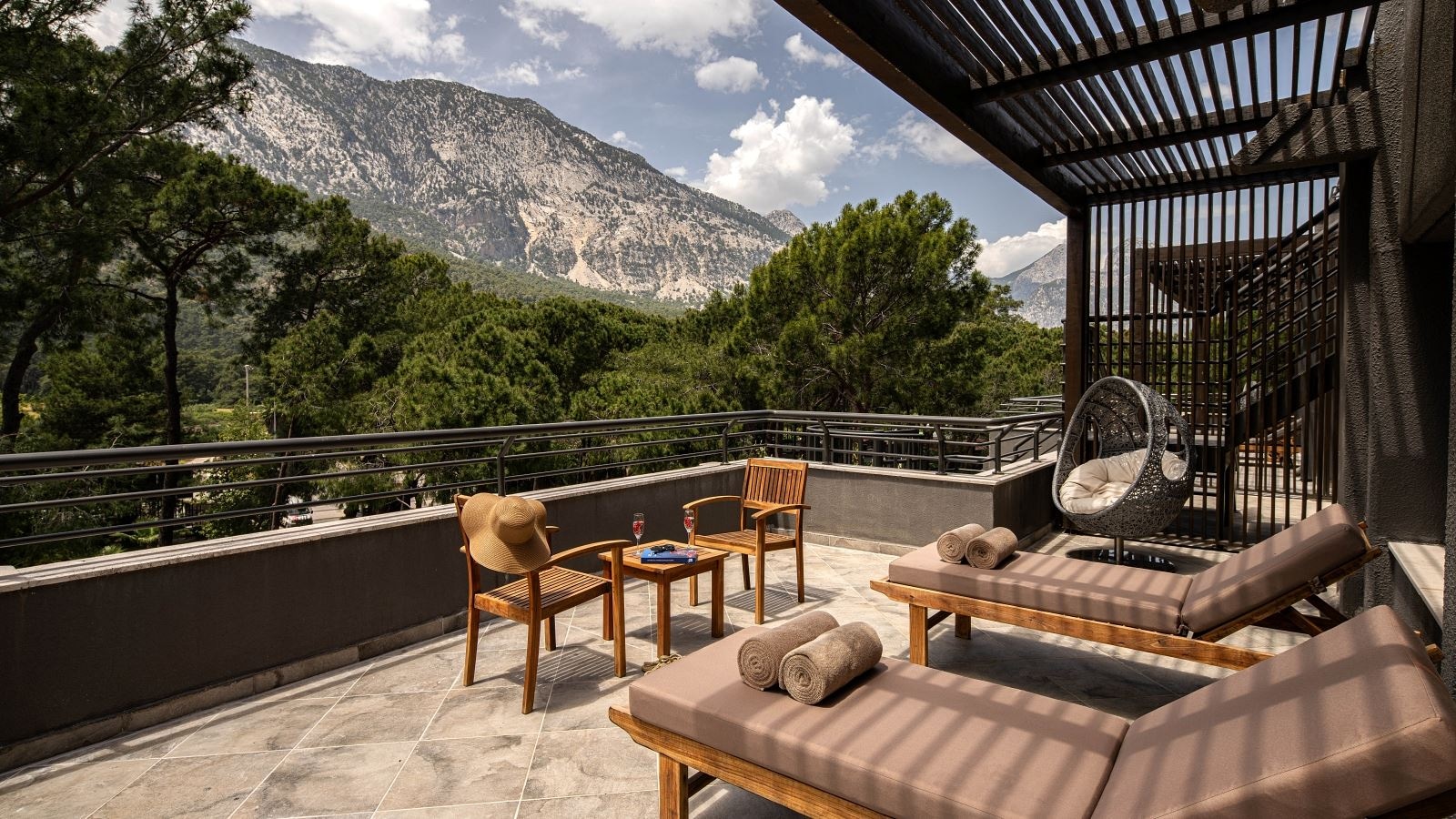 rooms-junior-suite-land-view