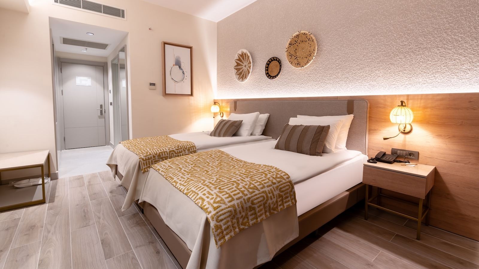 rooms-deluxe-room-pool-view