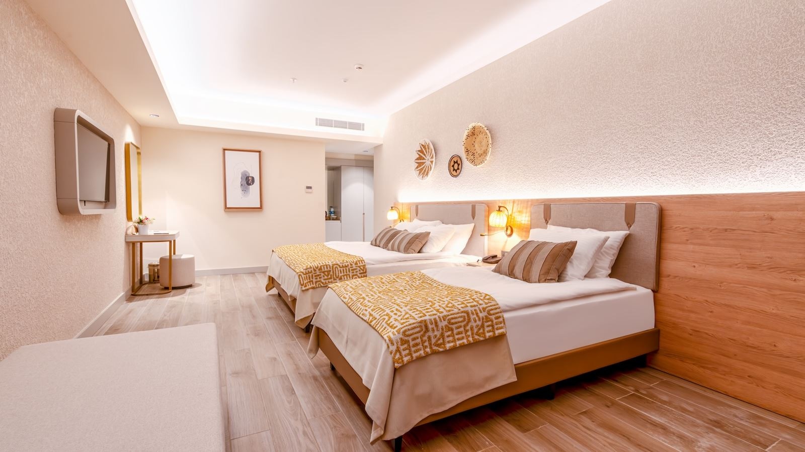 rooms-deluxe-suite-room