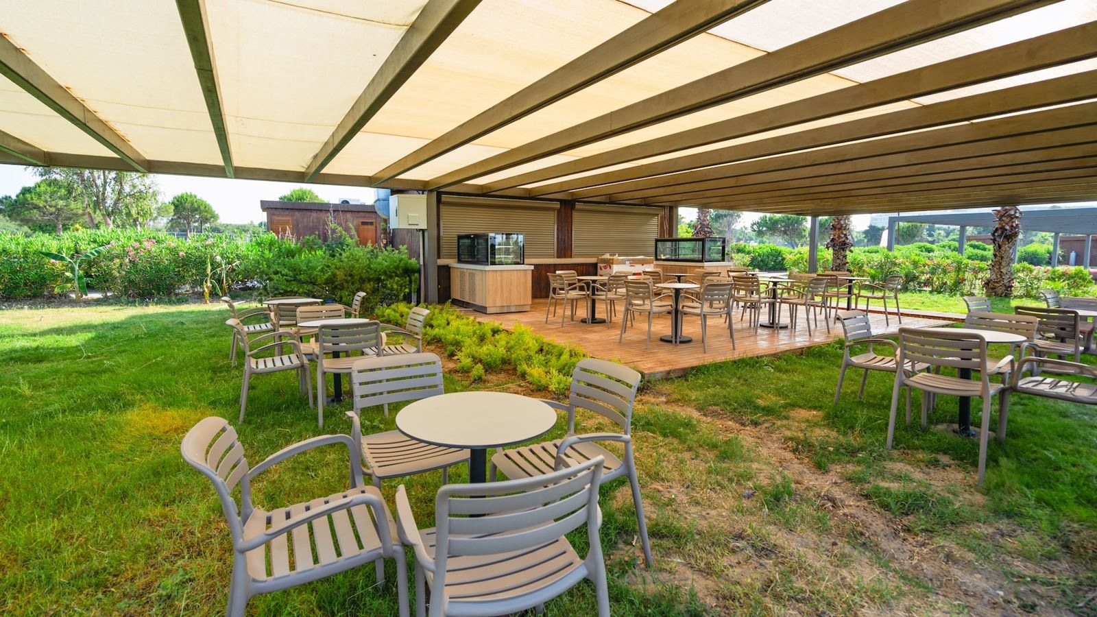 bars-larimar-beach-bar