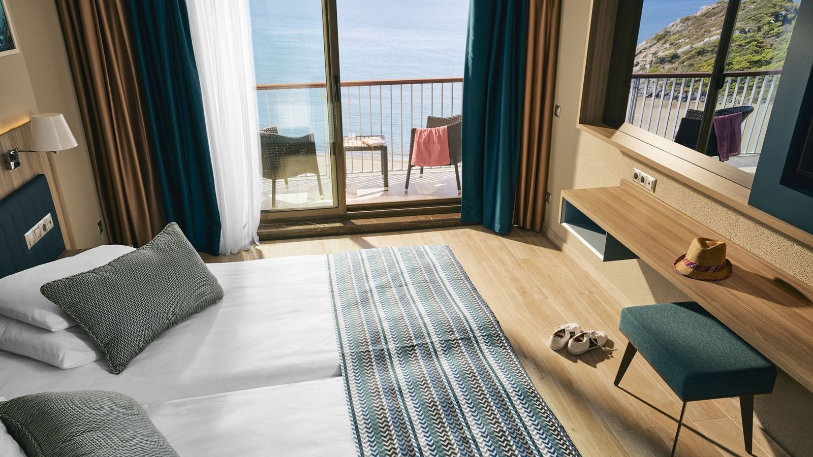 rooms-double-room-classic-sea-side-balcony-dbl3