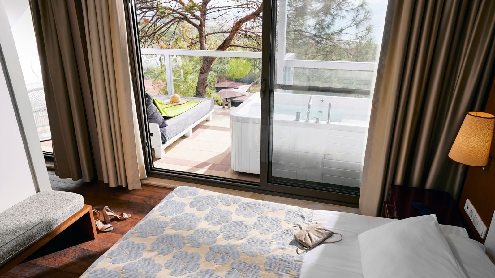 rooms-suite-classic-jacuzzi-sea-view-suis1