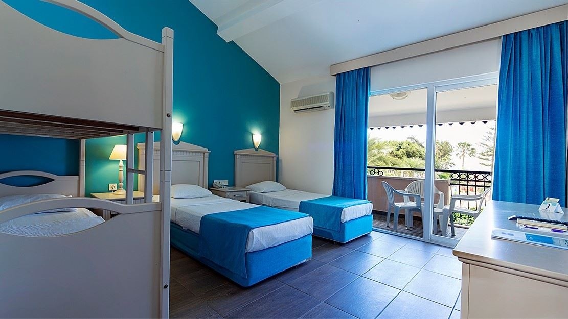 rooms-family-room-with-bunkbed