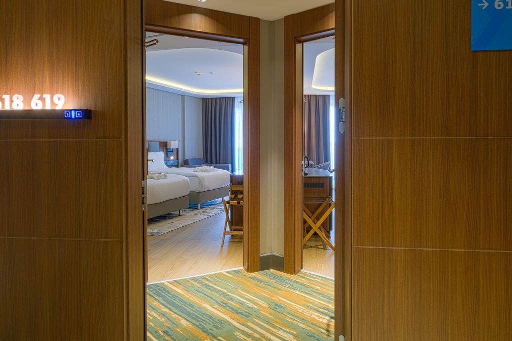 rooms-family-land-view-room