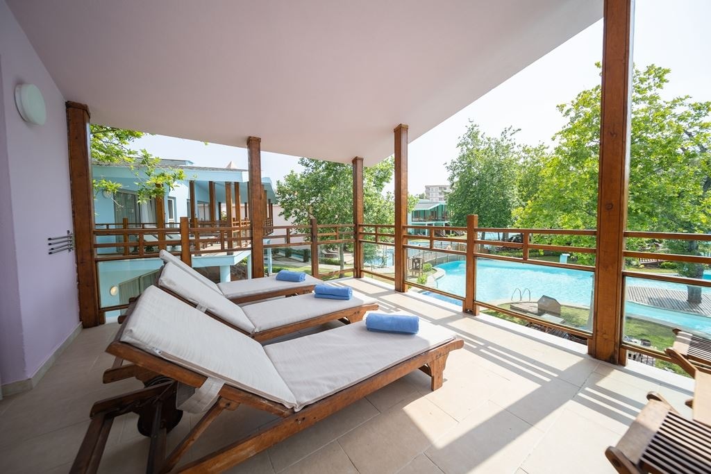 rooms-villalake-family-room-pool-view