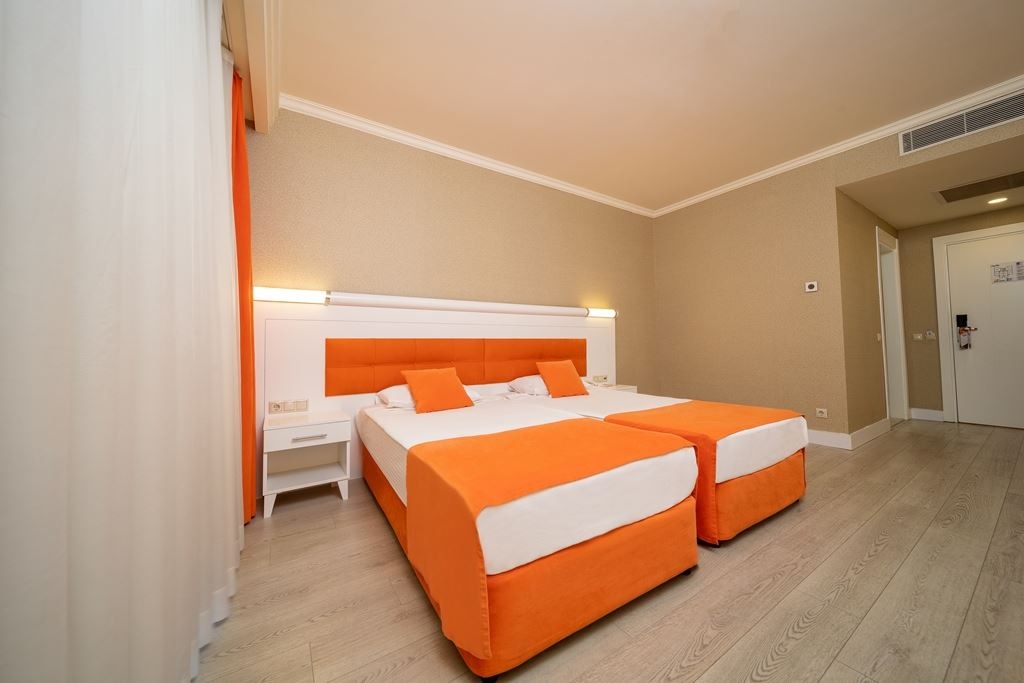 rooms-villalake-standard-room-garden-view