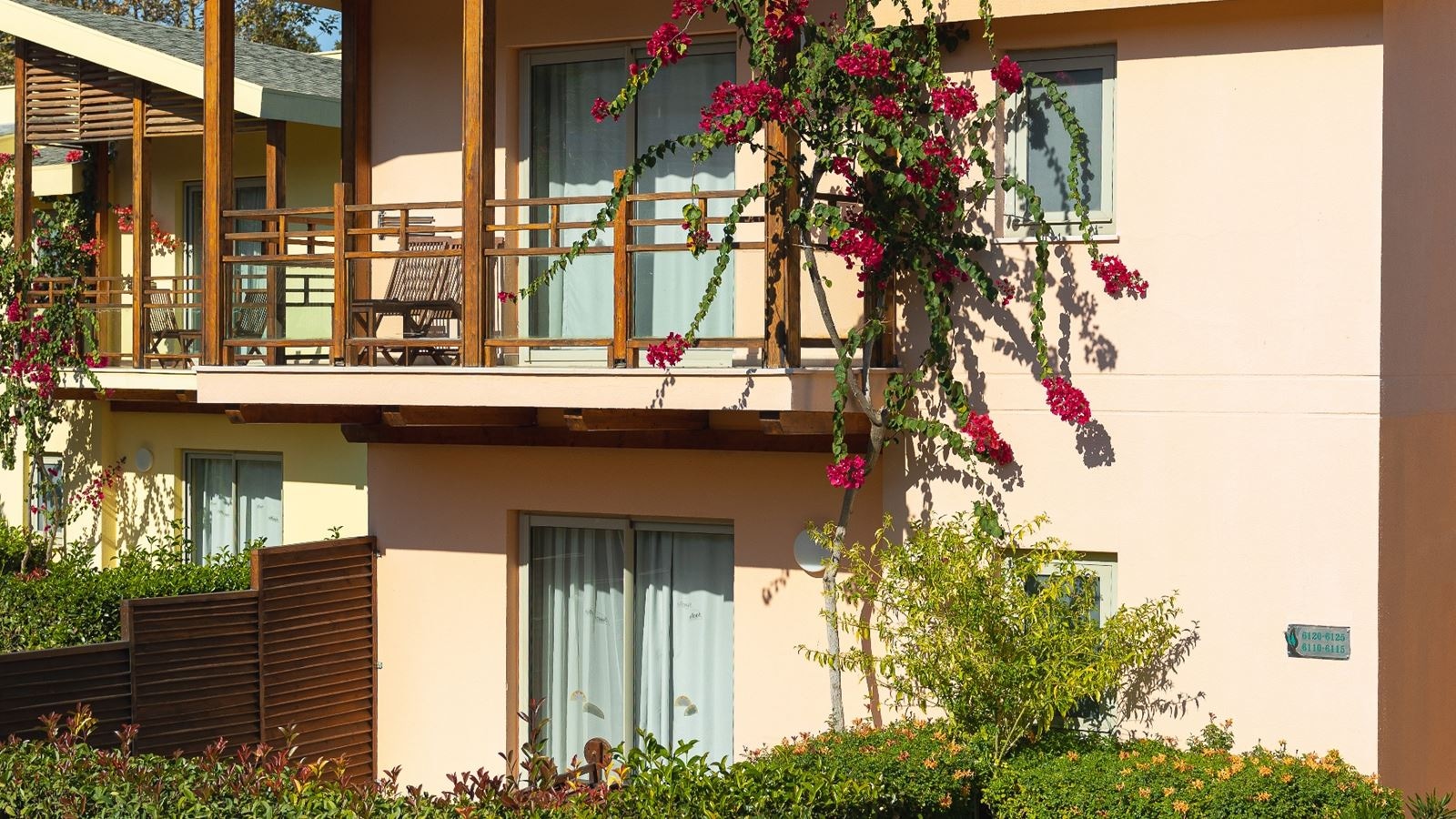 rooms-villalake-standard-room-garden-view