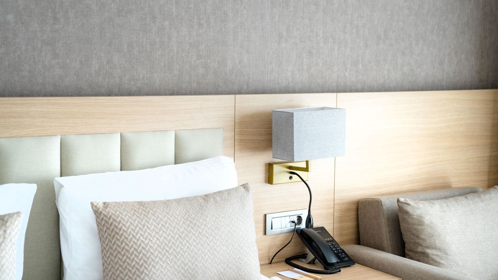 rooms-deluxe-side-sea-view