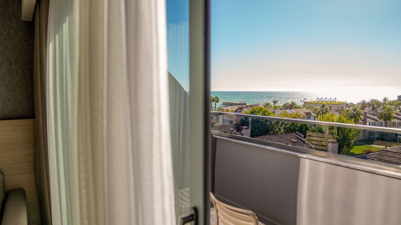 rooms-deluxe-side-sea-view