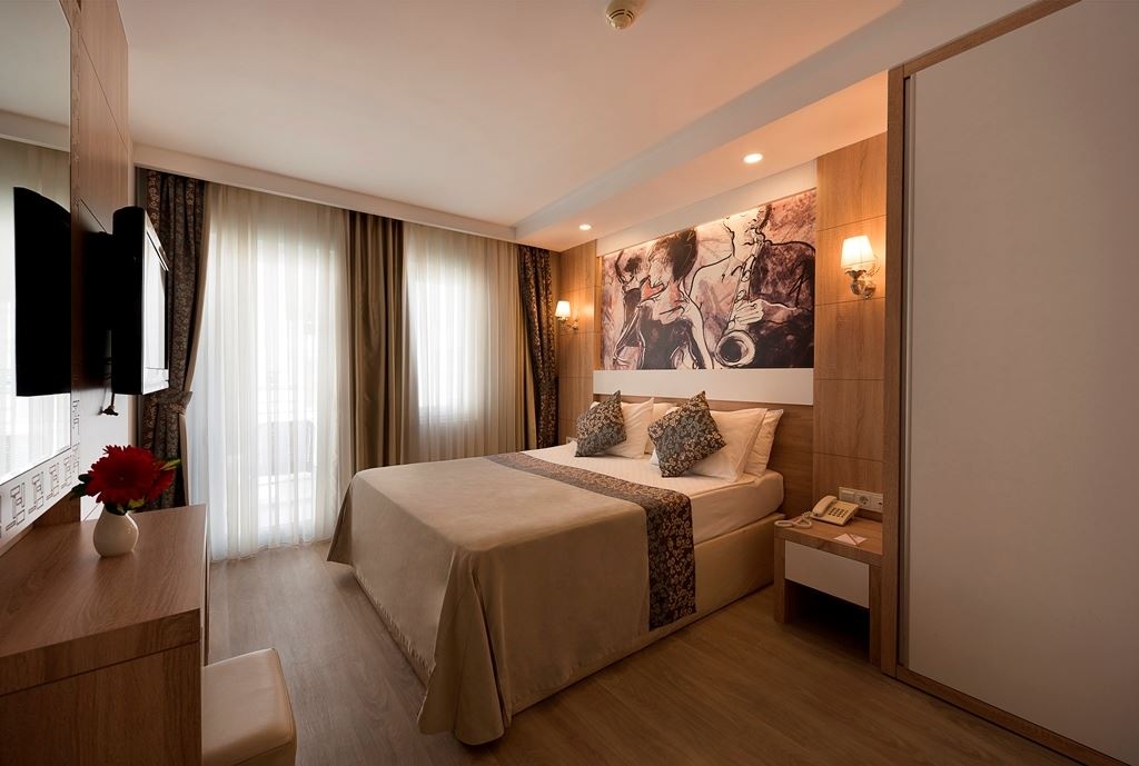 rooms-family-room-land-view-2-bedrooms