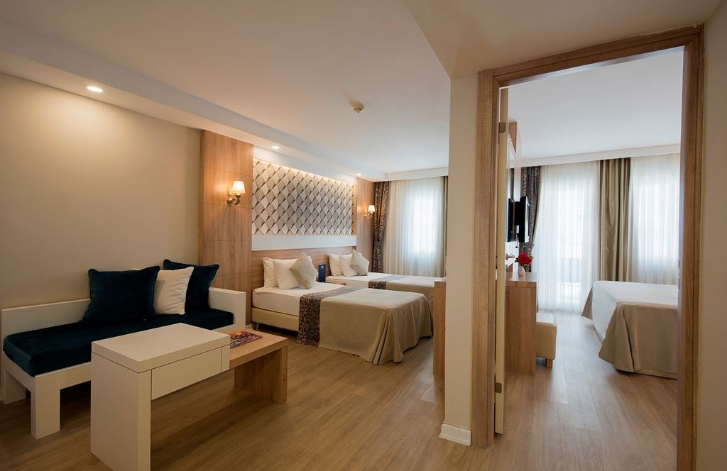 rooms-family-room-land-view-2-bedrooms