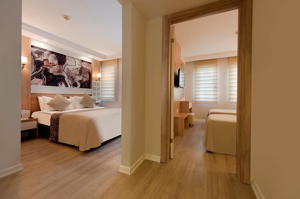 rooms-family-room-land-view-2-bedrooms