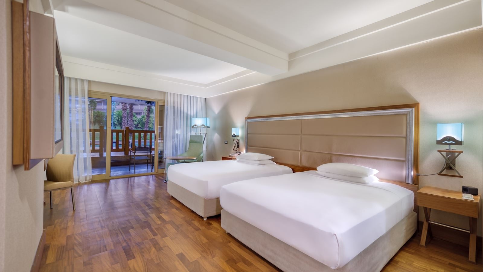 rooms-deluxe-family-room-swimup-pool-view