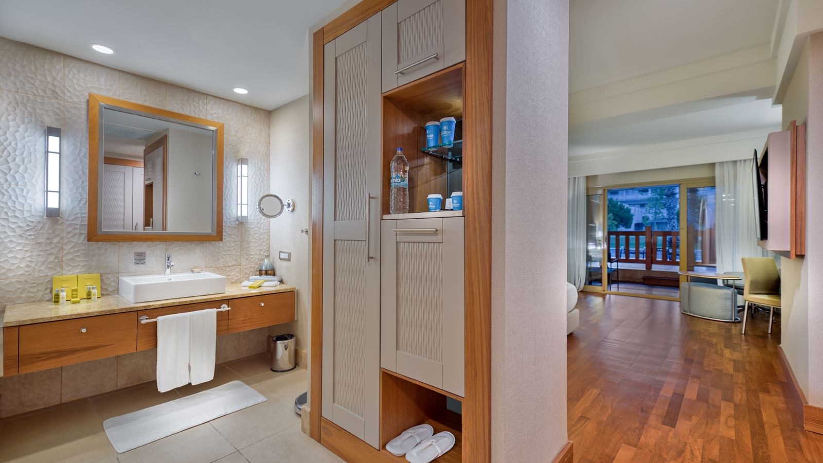 rooms-deluxe-room-swimup-pool-view