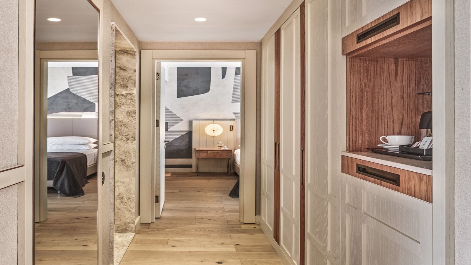 rooms-lake-house-family-swimup