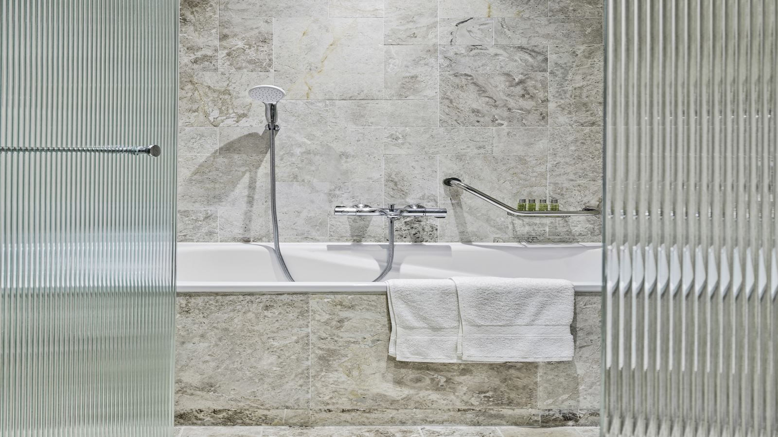 rooms-lake-house-swimup-room