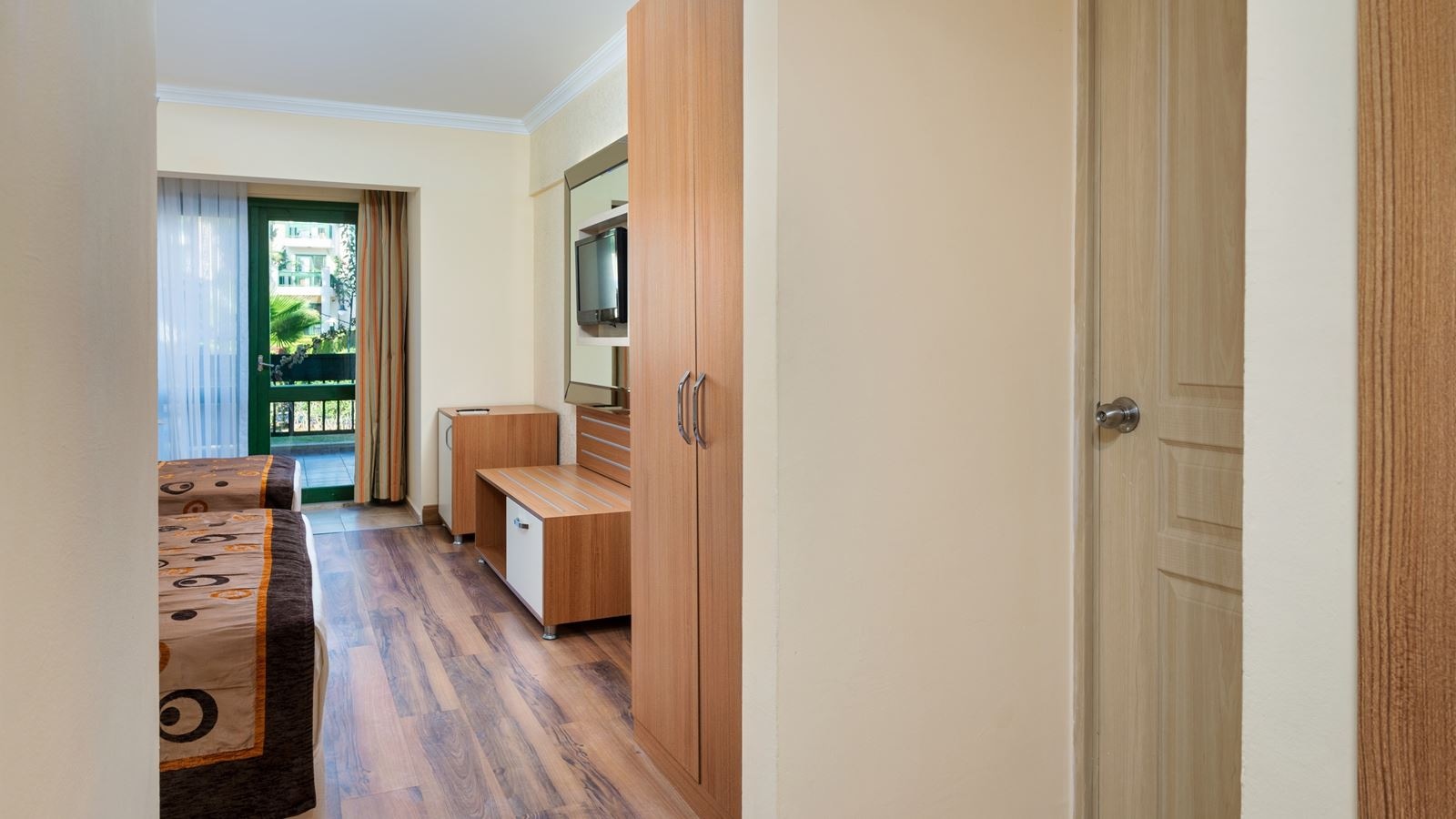 rooms-connection-family-room-garden-view-2-bedroom