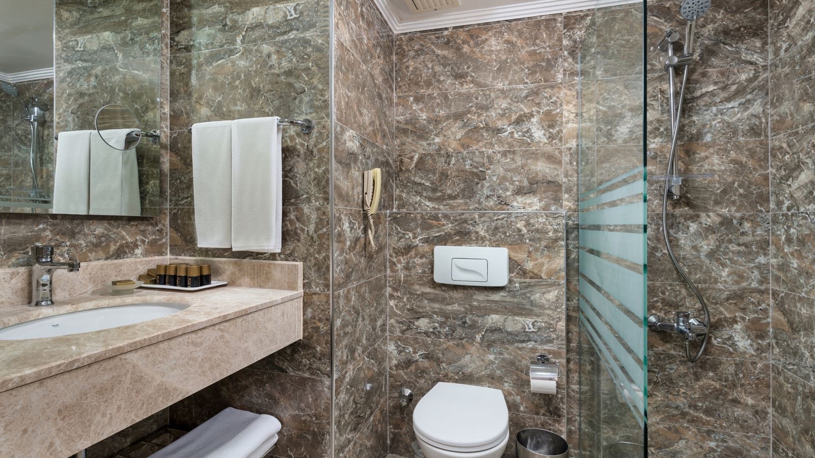 rooms-connection-family-room-garden-view-2-bedroom