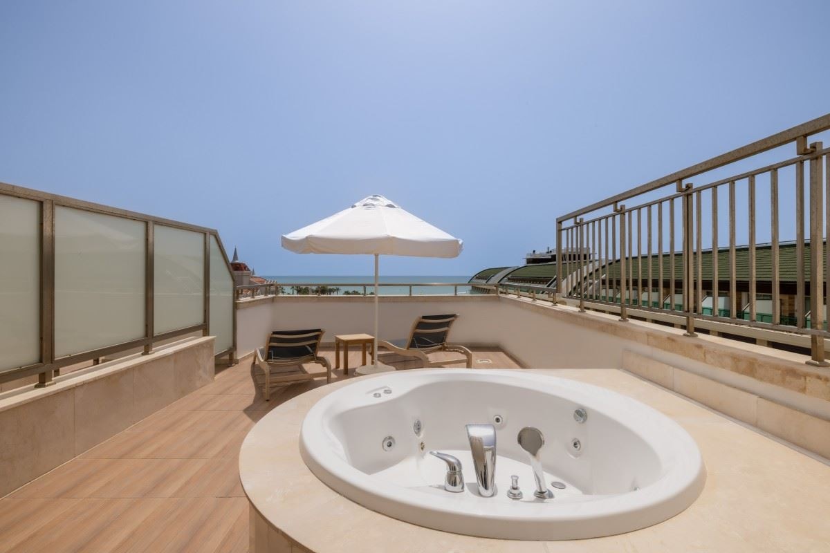 rooms-honeymoon-room