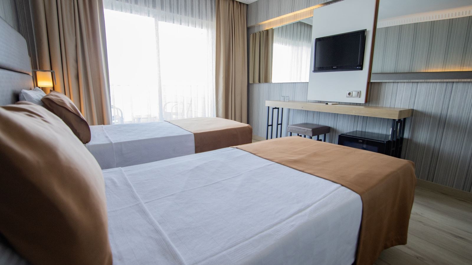 rooms-standard-room-land-view