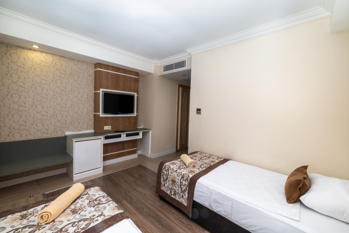 rooms-family-room-land-view