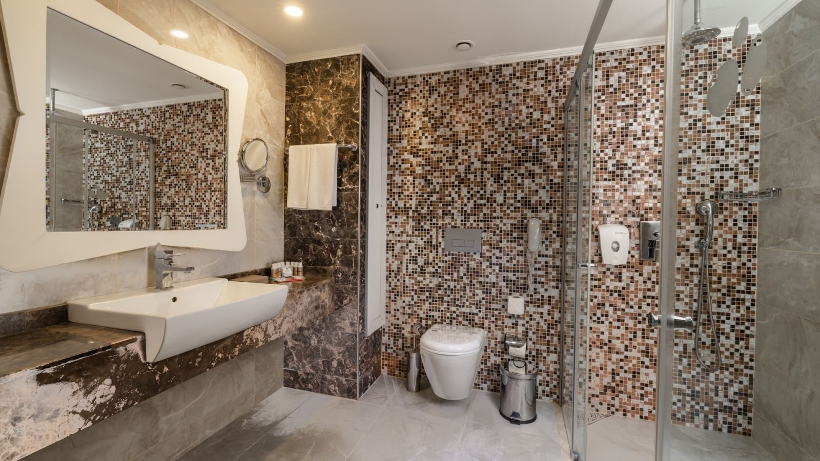 rooms-family-room-land-view