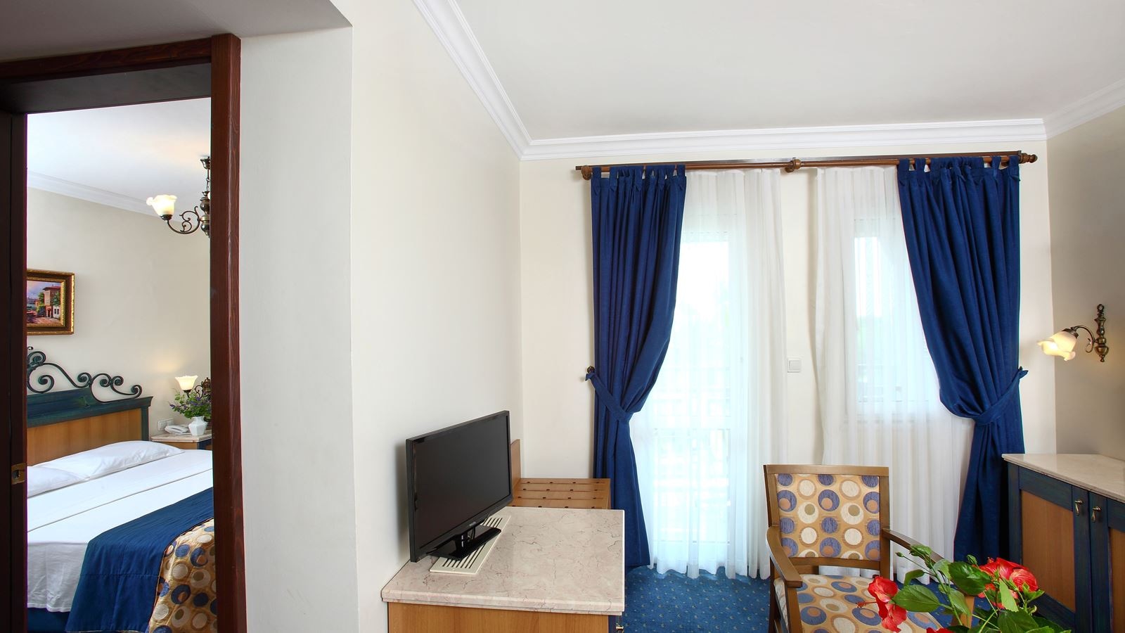 rooms-coral-room-family-land-view