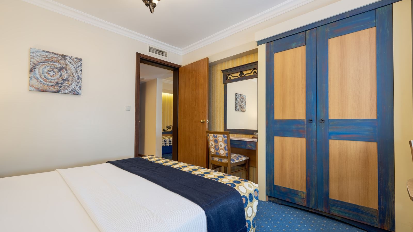 rooms-coral-room-family-land-view