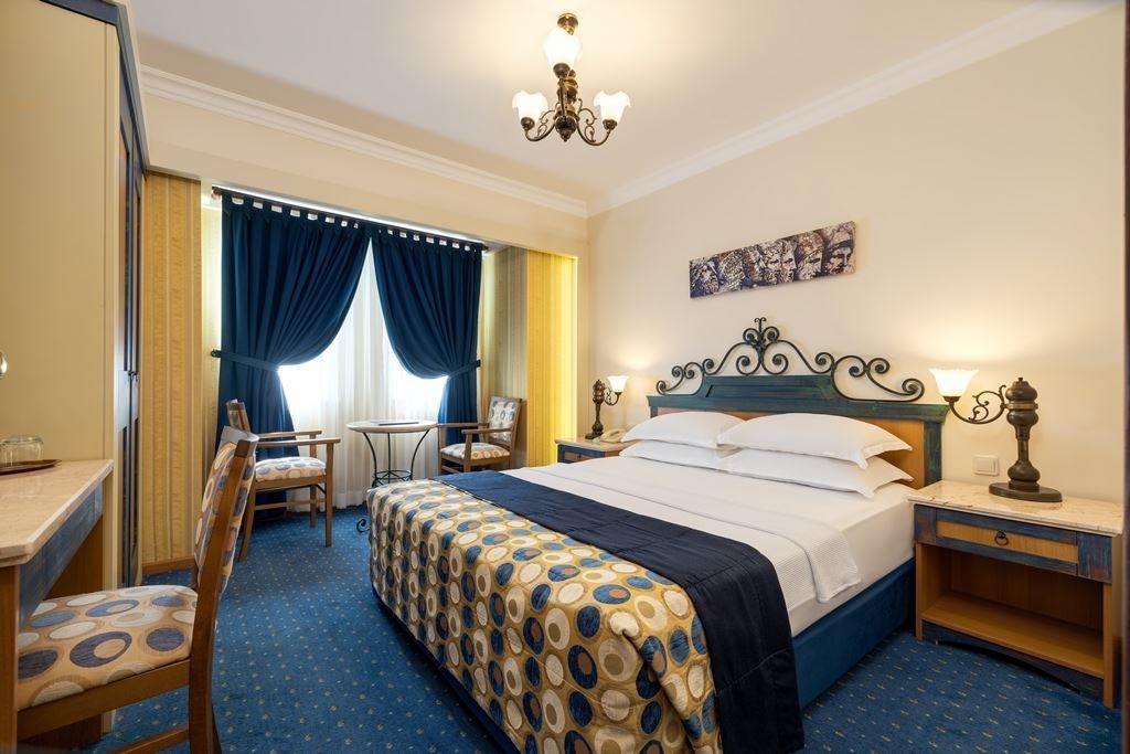 rooms-coral-room-family-land-view