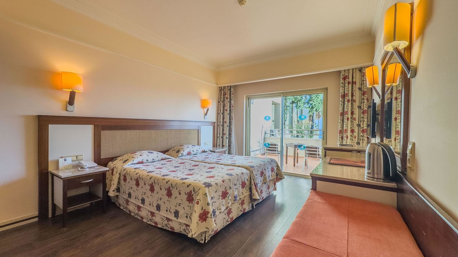 rooms-standard-club-room-with-balcony