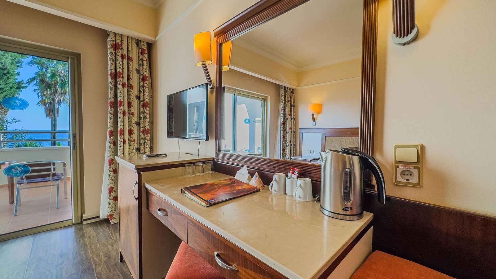 rooms-standard-club-room-with-balcony