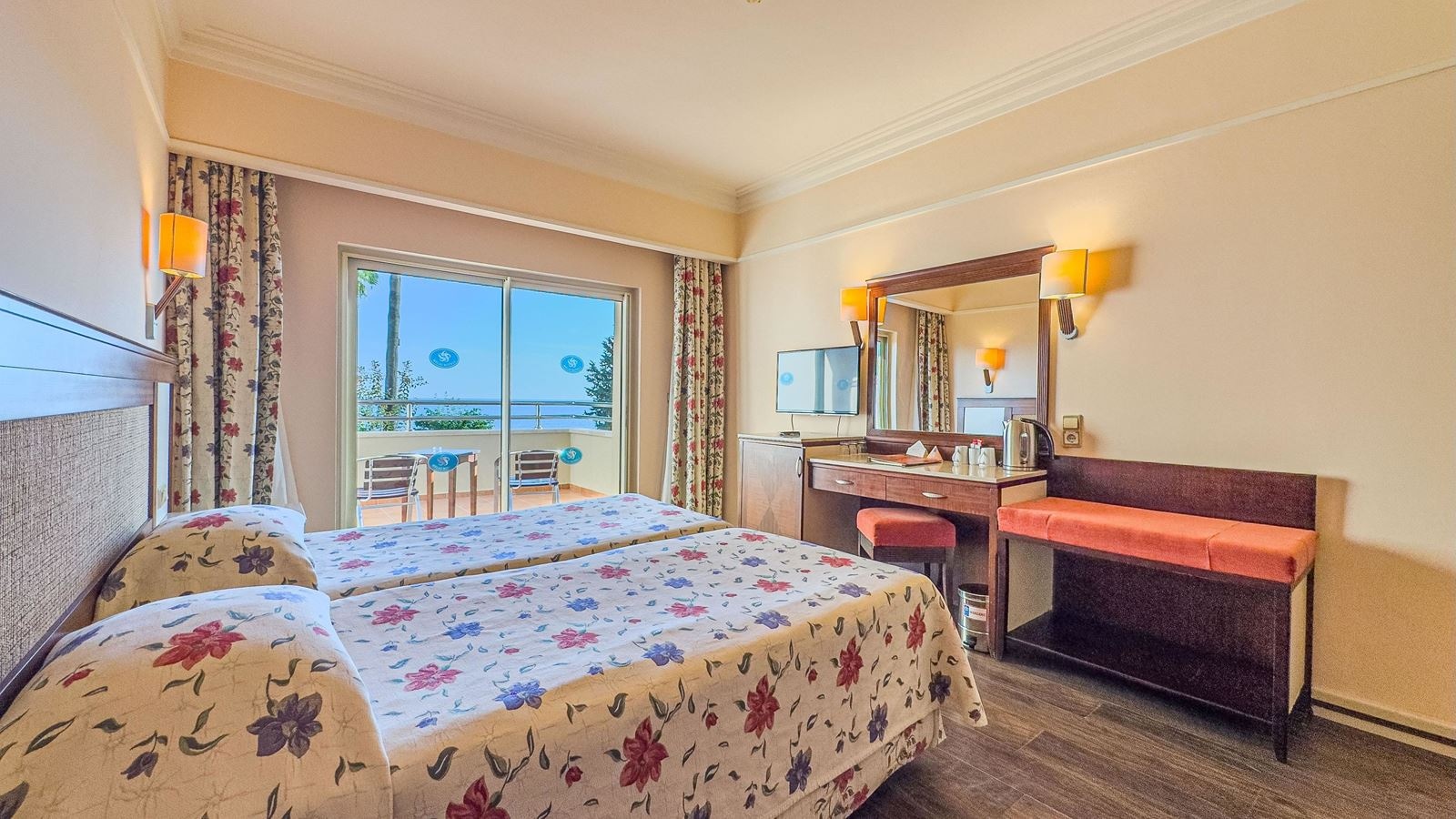 rooms-standard-club-room-with-balcony