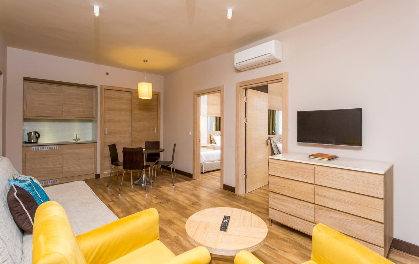 rooms-apartment-land-view-with-balcony