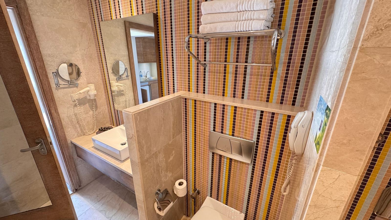 rooms-apartment-land-view-with-balcony