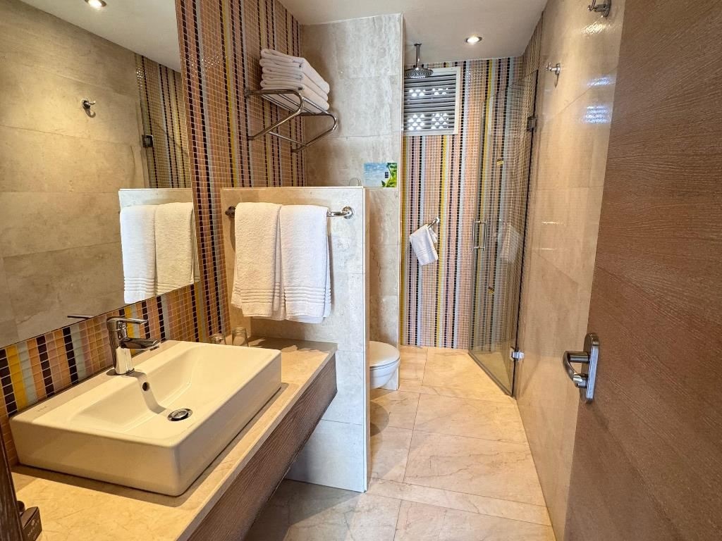 rooms-apartment-land-view-with-balcony