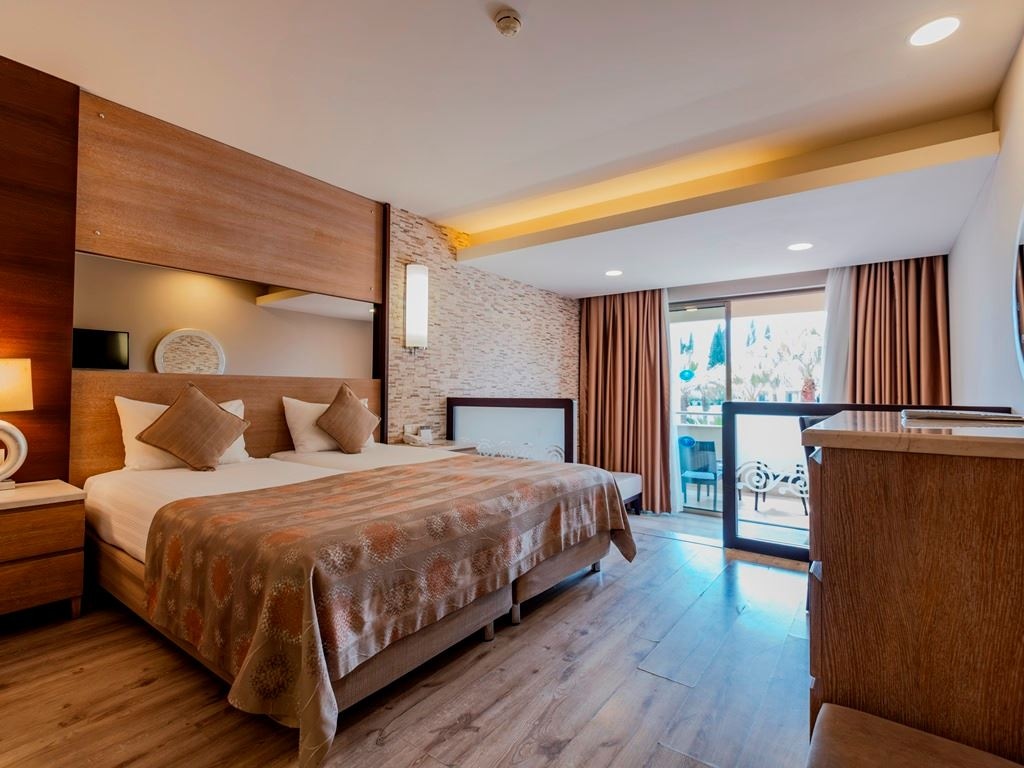 rooms-standard-large-room-with-balcony