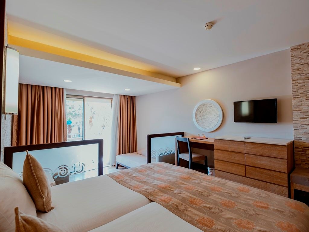 rooms-standard-large-room-with-balcony