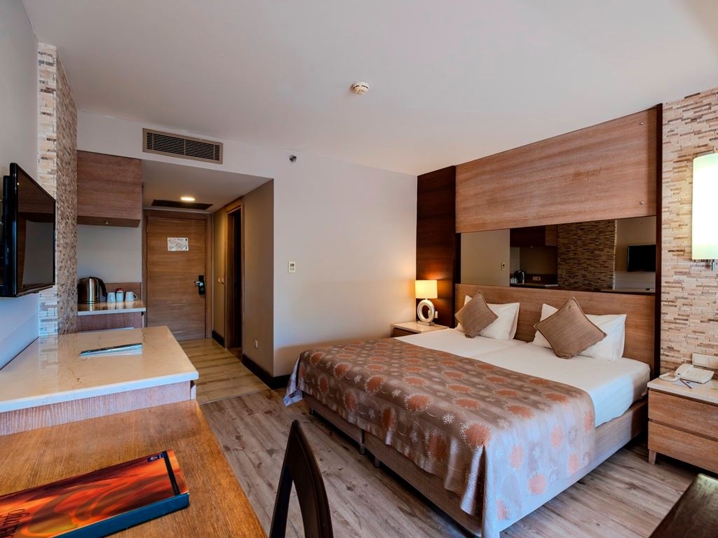 rooms-standard-large-room-with-balcony